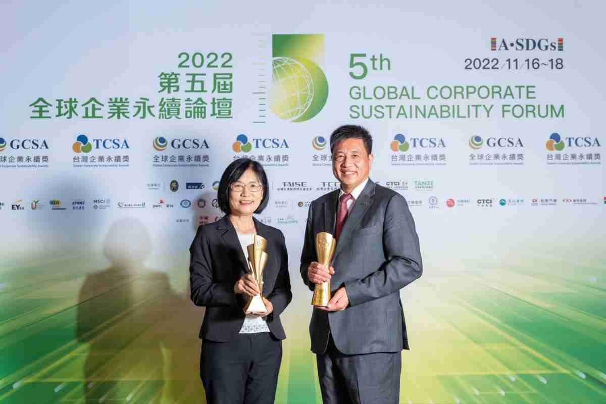 万利作为净零碳排先锋，，期引领价值链伙伴同行共好，，，卫冕制造业组“十大典范企业” 二连冠殊荣(左：万利光电永续长古秀华，，，右：万利光电董事长暨执行长彭双浪)