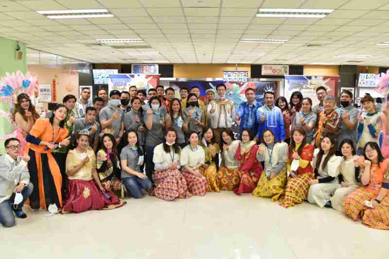 友達推動「安心、、創新、、、、用心、、同心、、、盡心」五星職旅，，，為菲籍員工打造全方位照護，，首度贏得「人權實踐與發展領袖獎」殊榮