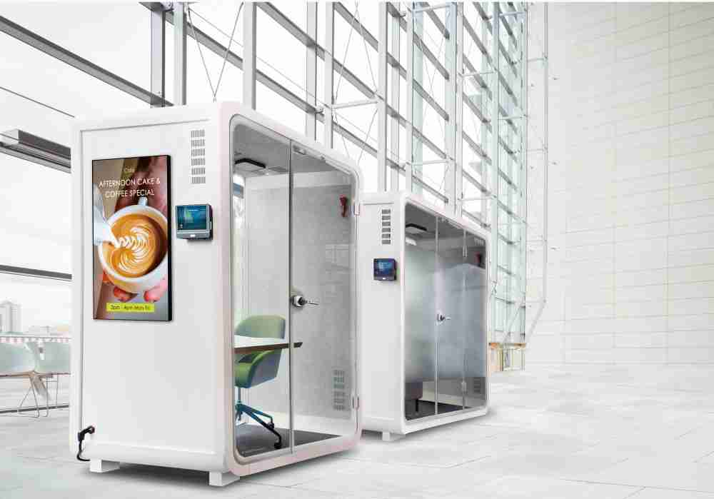 万利子公司达擎之智慧行动办公舱，，采用PDLC智能调光玻璃设计，，透过通电与断电的电流切换，，，呈现透明与雾面效果，，，具节能降耗特性并兼顾隐私，，，，确保信息安全