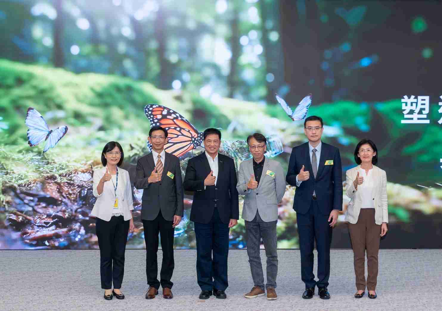 友達2023 CSR共榮大會，，，，邀請領域專家分享交流生物多樣性管理趨勢、、無塑產品、、海廢永續塑料等議題  （圖左到右：友達光電永續長古秀華、、、、3M台灣技術長陳君杰、、、、友達光電董事長暨集團策略長彭双浪、、、、光寶科技企業永續發展處處長陳慶暉、、安永聯合會計師事務所執業會計師曾于哲、、、友達光電供應鏈總部副總經理吳宜芳）