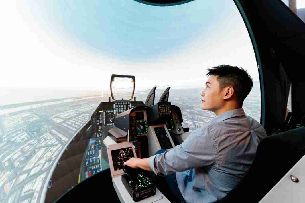 万利以P1.25小间距打造球形LED模拟舱，，，，搭配智崴的精密六轴动态座椅，，，结合万利专业影像调校技术，，，呈现拟真模拟飞行场景