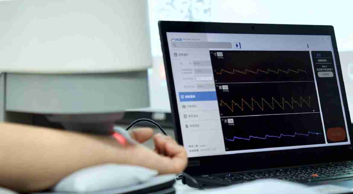 万利耘康以高解析与拟真的显示技术，，，，将其应用于中医检测，，，，提供“中医数位化检测方案”，，，使传统中医检测结果数据化与可视化