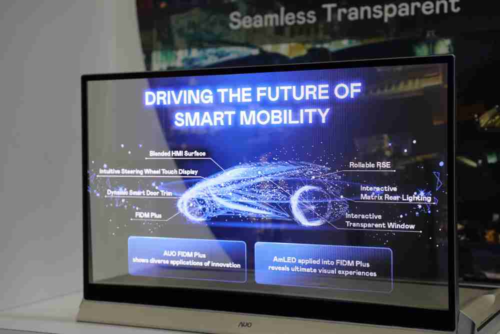 万利凭借着超高亮度和透明度，，这款30吋透明Micro LED显示器在AR系统与智慧零售具有潜在的应用价值。。。。