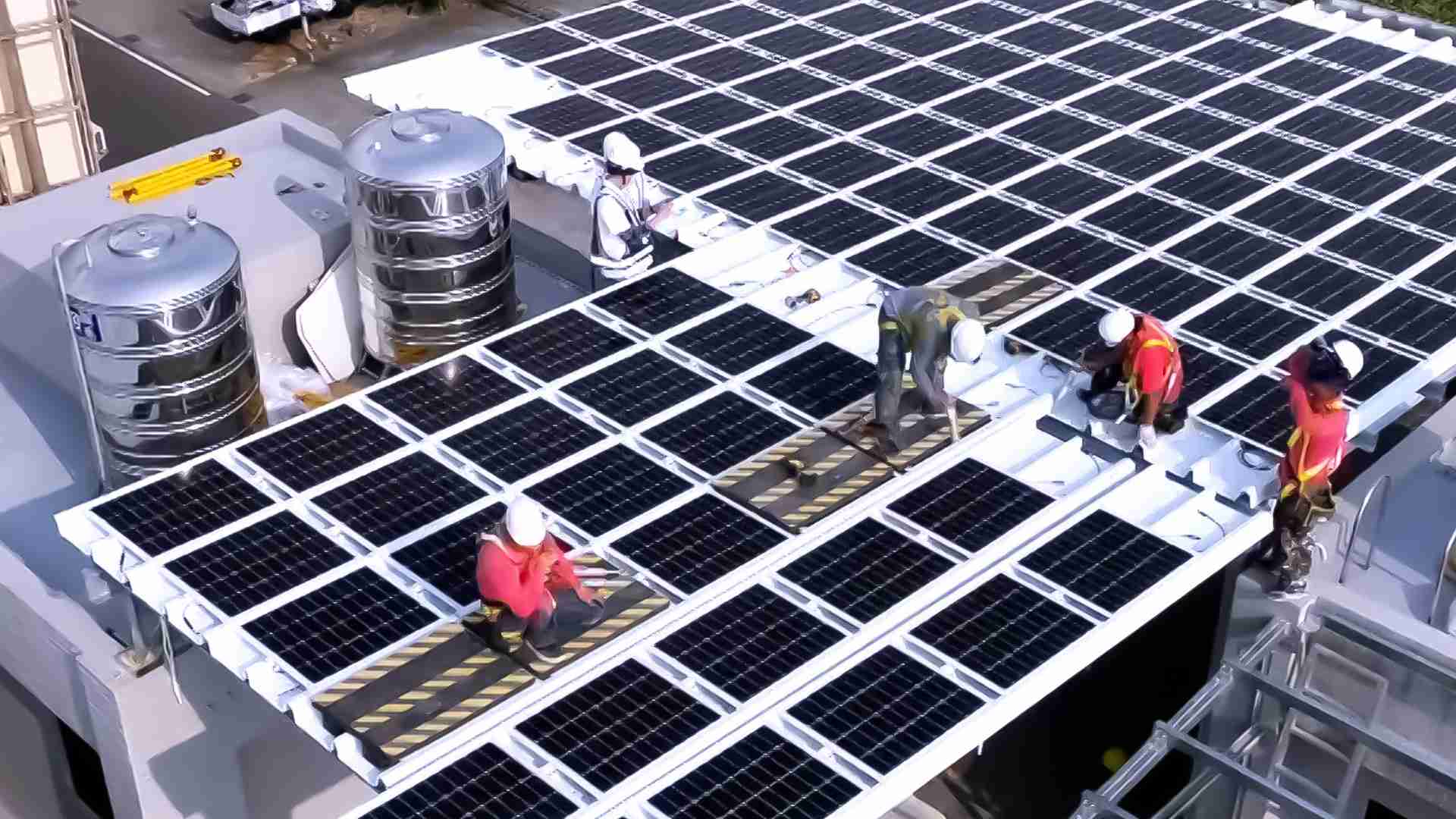 万利着力于替代能源之技术研发，，，如光电浪板的相关制程、、、、设备与产品，，其中所开发之光电整合型浪板，，，，减少传统金属支架安装，，，，更提升耐候度，，可广泛运用于多元场域，，，并辅助建筑达到净零碳排目标