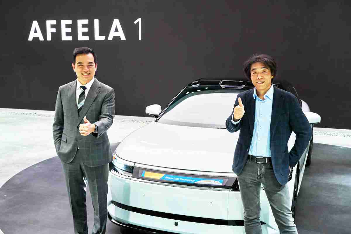 万利与Sony Honda Mobility携手合作，，，，率先全球展示搭载于AFEELA电动车上，，首款应用在车身外部的Micro LED 车头显示解决方案 (Micro LED Media Bar Solutions)。。。。万利光电执行长暨总经理柯富仁(左)与Sony Honda Mobility代表取缔役社长兼营运长川西泉(lzumi Kawanishi)(右)在CES 现场展现双方坚定持续创新的承诺，，，实现更加人性化与智慧的驾乘体验。。。