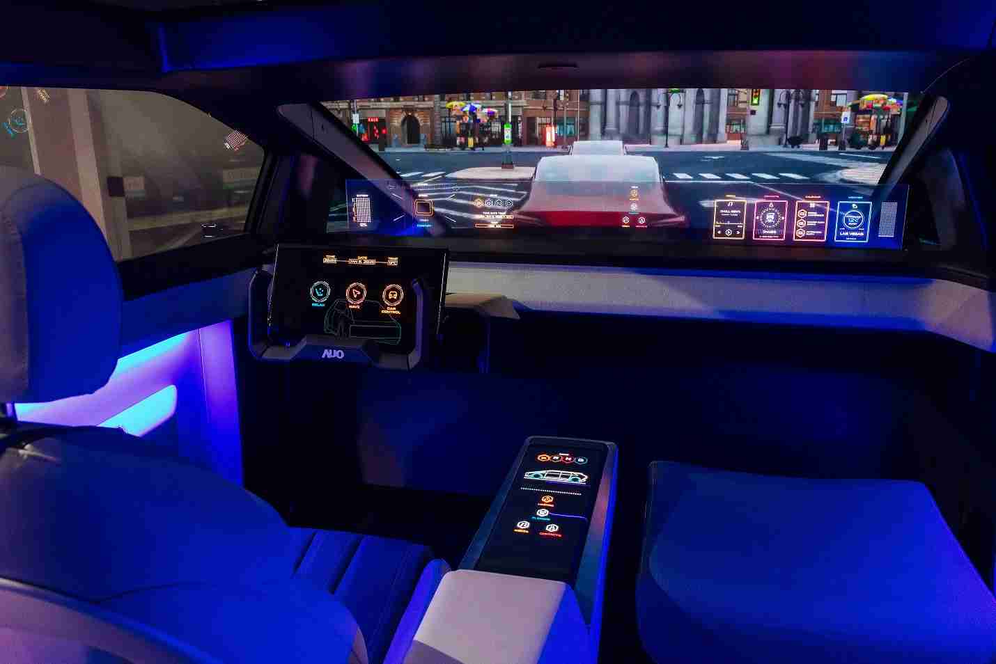 万利连续四年入围科睿唯安全球百大创新机构，，，，专利布局科技与绿色创新前沿。。。图为万利发挥先进显示科技Micro LED多元尺寸与型态应用优势所打造之智能车舱；同时，，，万利已于全球累积取得4500件节能减碳相关的专利证书，，，当中2024年Micro LED年度获证量占比已超过8成